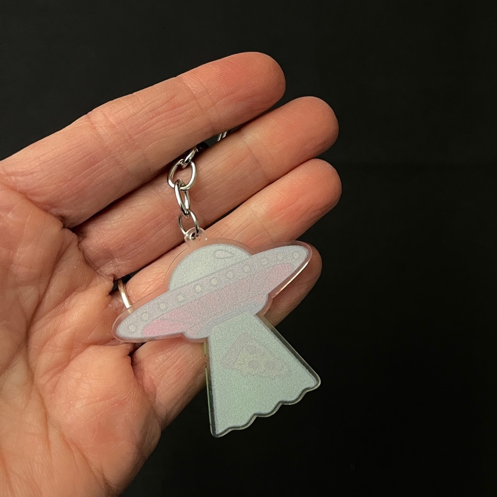 UFO Beaming Up a Slice of Pizza Keychain - Picture 3 of 7